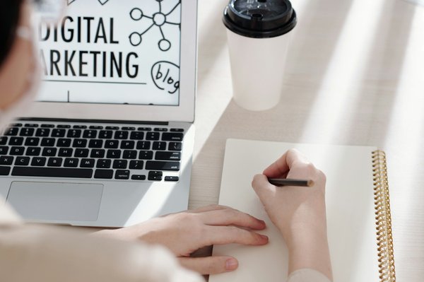 Améliorez votre marketing digital avec seo, sea et analytics centralisés